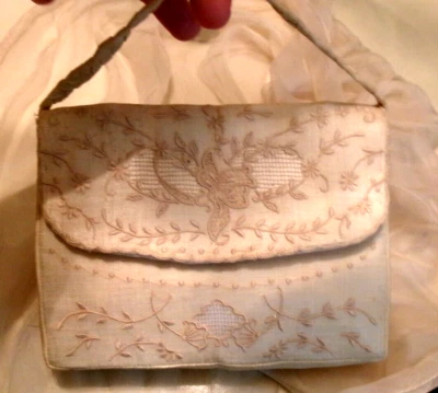BOLSA DE CASAMENTO VINTAGE MARFIM SEDA LINDAMENTE BORDADA ALÇA NÃO USADA - Imagem 1 de 4