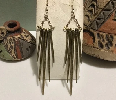 "Pendientes de púas colgantes/gotas largos de 3,5"" lisos y texturizados de latón únicos de colección usados en excelente estado" Foto 1 de 4