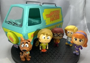 Mystery Machine Van Luces y sonidos, Scooby Doo 12” 2020 con 5 figuras de cabeza de bobble - Imagen 1 de 9