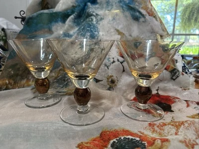 Juego de 3 vasos de Martini ámbar soplado a mano de cristal con vástago de bola ámbar más oscuro  Foto 1 de 4