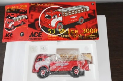 First Gear Ace Hardware 53 White 3000 Stake Truck com madeira 1:34 na caixa - Imagem 1 de 3