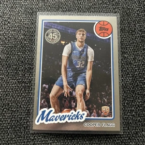 2025-26 Topps Cooper Flagg Foil RC 45 aniversario SP #80BK-51 Mavericks novato - Imagen 1 de 2