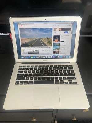 Apple MacBook Air A1466 13" i5 (2015) 8GB RAM 128GB SSD Foto 1 de 4