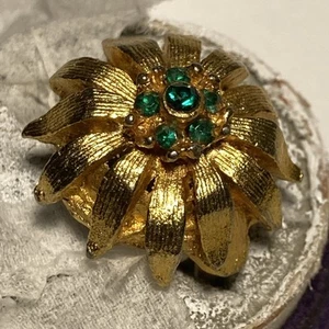 GOLD TONE EMERALD GREEN CRYSTAL GLASS RHINESTONE ADJUSTABLE RING Rare Old Vintag - Picture 1 of 7