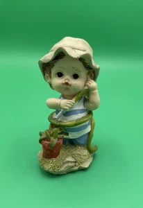 "Estatuilla de resina Tender Times Boy envuelta en manguera de 4,5"" de alto buenas condiciones" - Imagen 1 de 6