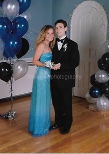 ABSCHLUSSBALL PAAR Junge Mädchen 5 x 7 FUNDFOTO Farbe ORIGINAL Vintage 43 43 K - Bild 1 von 1