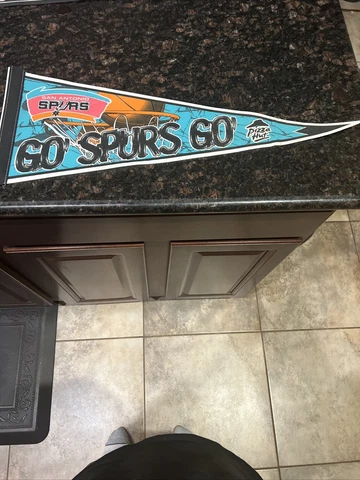 Vintage SAN ANTONIO SPURS NBA FELT PENNANT - GO SPURS GO PIZZA HUT Cover