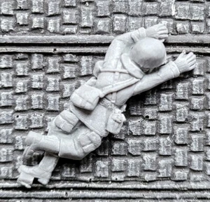 28mm WW2 US GI Ranger Airborne Army HQ ferito vittime inverno (B) - Foto 1 di 1