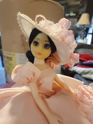  Muñeca Niña en Vestido Rosa y Gorro/Sombrero, Pelo Negro Foto 1 de 4