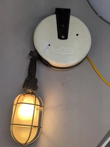 Cable de extensión vintage y luz en un carrete retráctil de metal hecho en EE. UU. Spring Works - Imagen 1 de 13