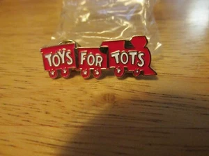 Vintage ""TOYS FOR TOTS"" Zugnadel goldfarben rot Emaille 1,5"" ZUGREVERS PIN-BACK - Bild 1 von 22