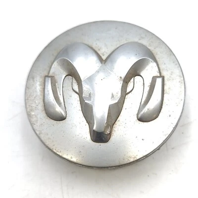 Tapa central de rueda Dodge Ram Dakota Avenger plateada 05290814AA - Original OEM Foto 1 de 4