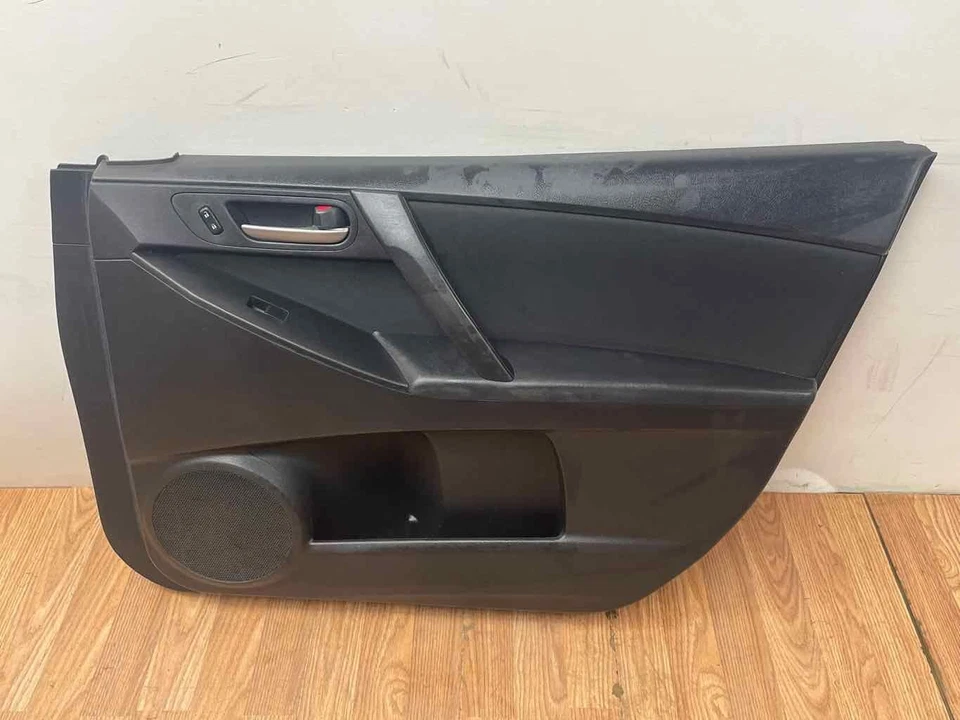 Panel de moldura de puerta de pasajero delantero derecho negro BBM2 68 420 para MAZDA 3 2010-2013 Foto 1 de 4