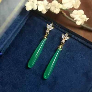 Orecchino pendente goccia giada verde vittoriano e diamanti finitura oro giallo 14 carati - Foto 1 di 7
