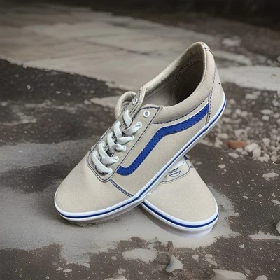 Zapatos Vans talla juvenil 7 nuevos con etiquetas. Gris con logo azul. Foto 1 de 4