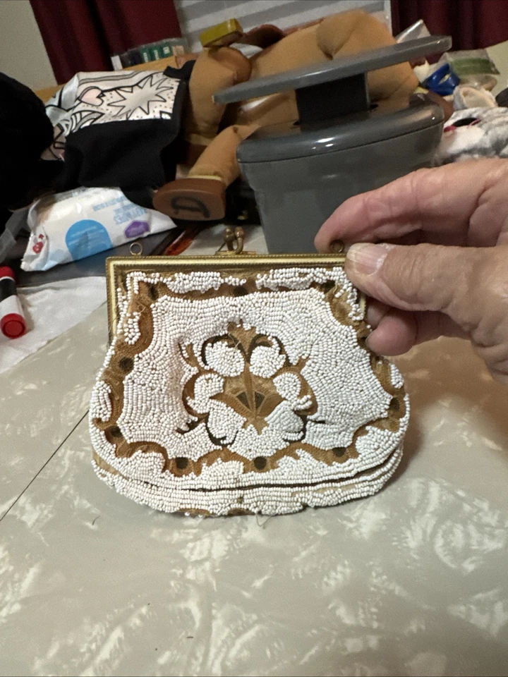 VTG Beaded Colorful Floral Coin Purse  With The Kiss Lock Closure Vintage Fun ! - Image 1 of 4