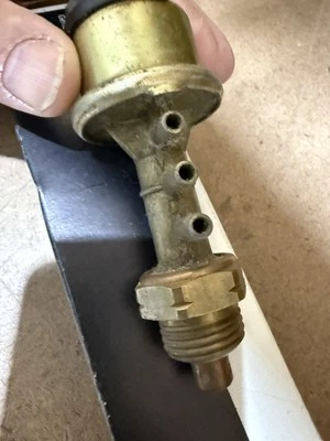 1971-72 CUTLASS 442 W-30 3-PORT THERMAL VACUUM SWITCH NEW GM NOS RARE 410052  - Image 1 of 4