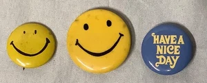 Lote de 3 botones traseros vintage de cara sonriente de los años 70 (2) tienen un bonito día - Imagen 1 de 2