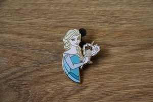 Disney Soda Fountain Frozen Queen Elsa Pin Trader Delight Limited Edition Pin - Picture 1 of 2
