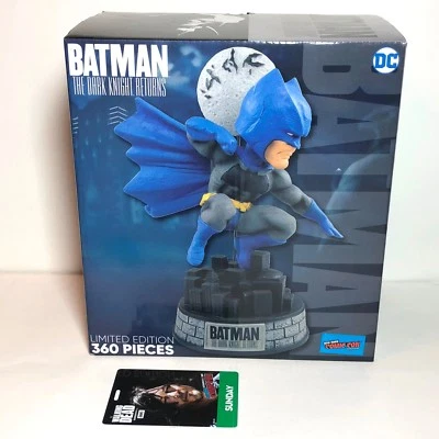 Bobblehead 2018 Batman Dark Knight Returns exclusivo de Nueva York limitado a 360 con insignia Foto 1 de 4