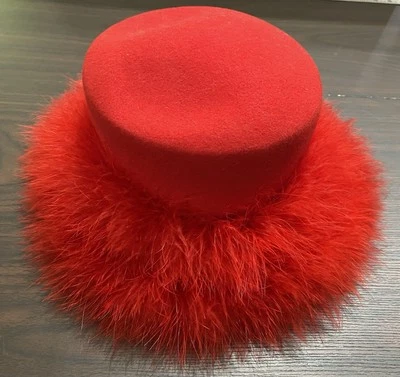 Sombrero cubo rojo Betmar New York para damas 100 % lana Derby plumas HECHO EN EE. UU. Foto 1 de 4