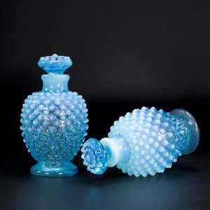 Coppia Bottiglie Profumo Fenton Blu Opalescente Hobnail 6 Tappi Pannello Vintage 4,5" - Foto 1 di 22