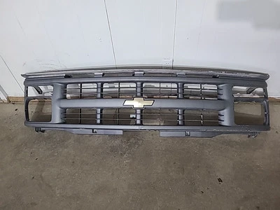 Chevy C/K 2500 1996 parrilla delantera con emblema pieza OEM # DD409993 y 14709236 Foto 1 de 4