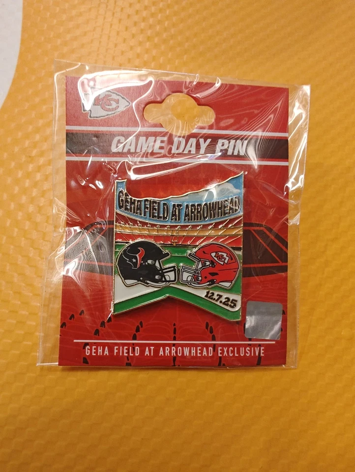 Broche Kansas City Chiefs Vs Houston Texans Game Day 7/12/25 - Imagem 1 de 1