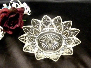2046 Antique Federal Glass Petal Small Fruit Bowl - Bild 1 von 2
