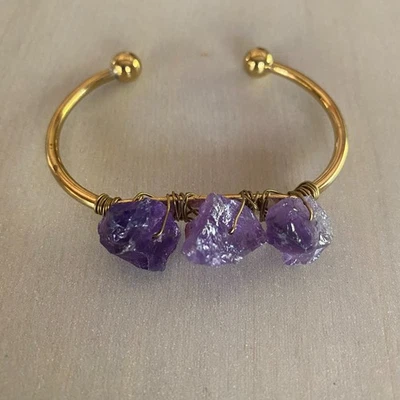 Brazalete Brazalete Boho Terroso Envuelto en Alambre Amatista Púrpura Crudo Tono Dorado Foto 1 de 4