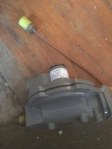 Fisher LP Gas Regulator Equipment R832A.JFF with copper line - Picture 1 of 2