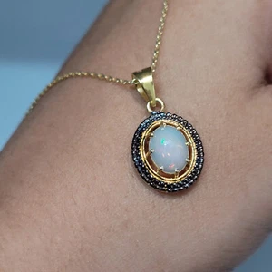 Colgante de ópalo etíope blanco piedra de nacimiento de octubre chapado en oro de 14k colgante de boda - Imagen 1 de 7