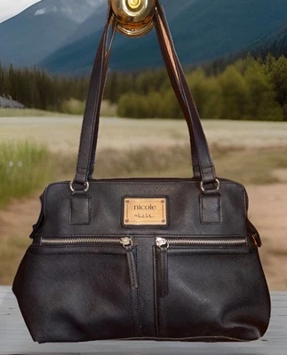 Bolso de mano Nicole Miller de cuero sintético negro y plateado detalles cartera cremallera muchos bolsillos Foto 1 de 4