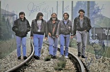 AUTOGRAFO NOMADI AUGUSTO DAOLIO su cartolina gruppo completo cantanti raro