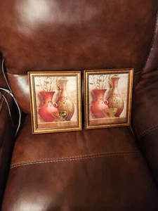 (2) Gerahmte 8 x 10 Blumenvasen mit Goldintarsien und Pailletten. Glasfrontbehang - Bild 1 von 5