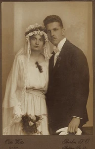 ATTRACTIVE WEDDING COUPLE IN BERLIN, GERMANY (CABINET CARD) - Picture 1 of 2
