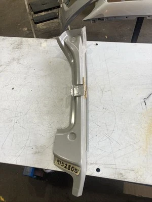 1998 - 2000 沃尔沃 S70 排水通道右后 9152805 全新原始设备制造商 — 第 1/4 张图片