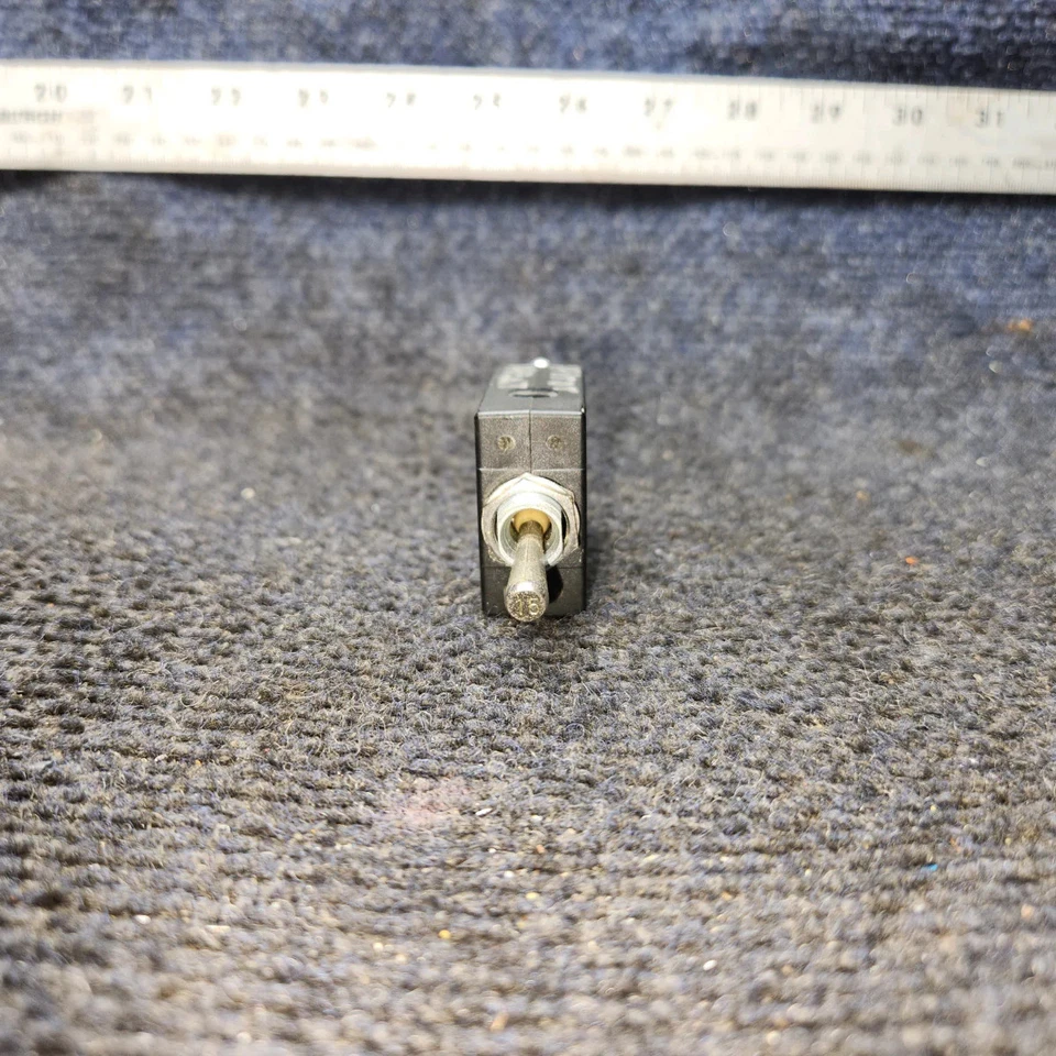 W31X2M1G15 | Tyco Electronics Serie W31 | Disyuntor - 15 amperios Foto 1 de 4