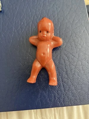 Muñeca bebé Kewpie, vintage, plástico marrón, manos detrás de la cabeza 21/4" de alto Foto 1 de 4
