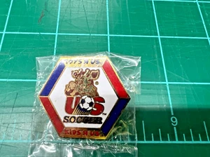 1994 US World Cup Team Soccer Toys R Us Geoffrey Giraffe Sponsor Hat/Lapel Pin - Picture 1 of 3