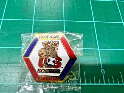 1994 US World Cup Team Soccer Toys R Us Geoffrey Giraffe Sponsor Hat/Lapel Pin - Image 1 of 3