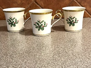 Set Of 3 LENOX HOLIDAY Dimension Coffee Cup Mug w/Gold Rim 3 1/2" Holly Berries - Picture 1 of 6