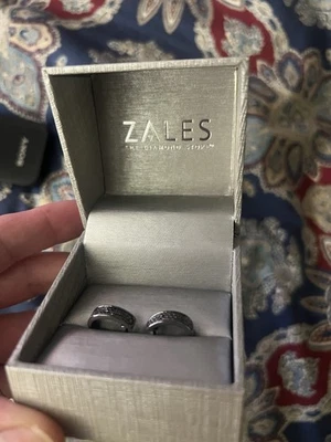 Pendientes de aro Huggie de diamantes negros Zales - plata de ley Foto 1 de 4