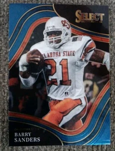 BARRY SANDERS 2022 PANINI SELECT DRAFT PICKS BLUE FIELD LEVEL CARD #137 - Foto 1 di 2