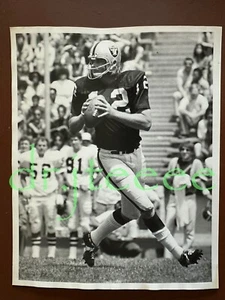 1974 Ken Stabler OAKLAND RAIDERS - Type 1 Football Photo - Picture 1 of 2