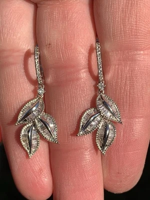 Pendientes colgantes increíbles de oro de 14 quilates con diamantes de 2,00 quilates y corte redondo Foto 1 de 4