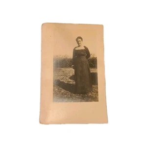 Cartolina d'epoca RPPC vera foto signora in campo - Foto 1 di 2