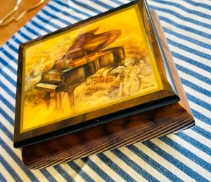 CAJA DE MÚSICA ERCOLANO DE COLECCIÓN Piano Italia BEETHOVEN SINFONÍA 9 4,5 x 3,75 x 2,5" con patas - Imagen 1 de 12