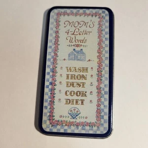 Vintage 1990 Figi Grafik Blech Kühlschrankmagnet Mamas 4 Buchstaben Wörter Wascheisen  - Bild 1 von 3