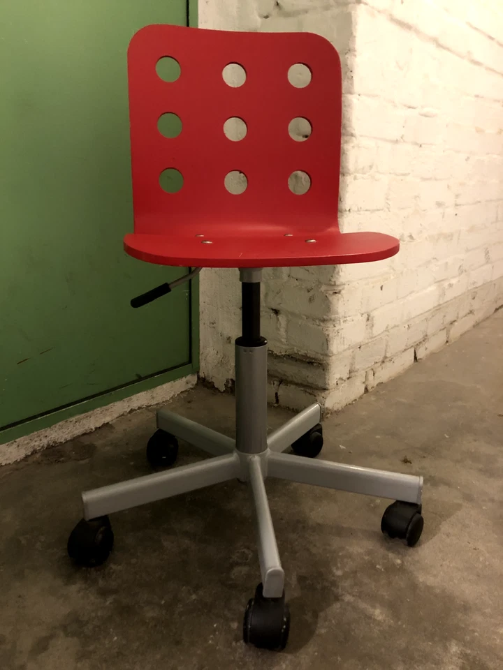 Knallroter Kinder-Schreibtisch-Stuhl, Sitzfläche ca. 30x30cm, 80 cm hoch - Bild 1 von 1